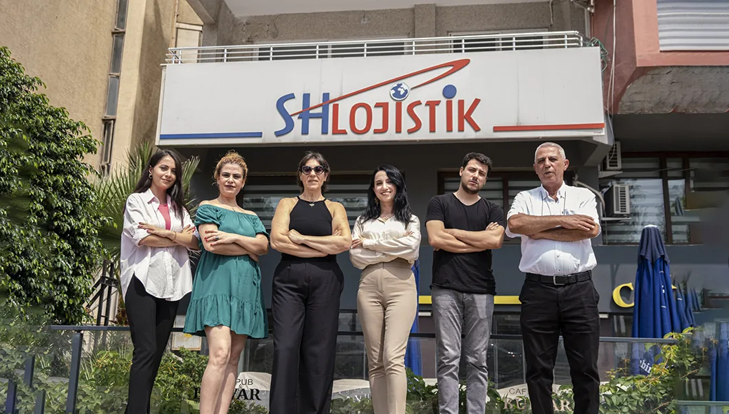 SH Lojistik Mersin ofisi önünde ekibimiz