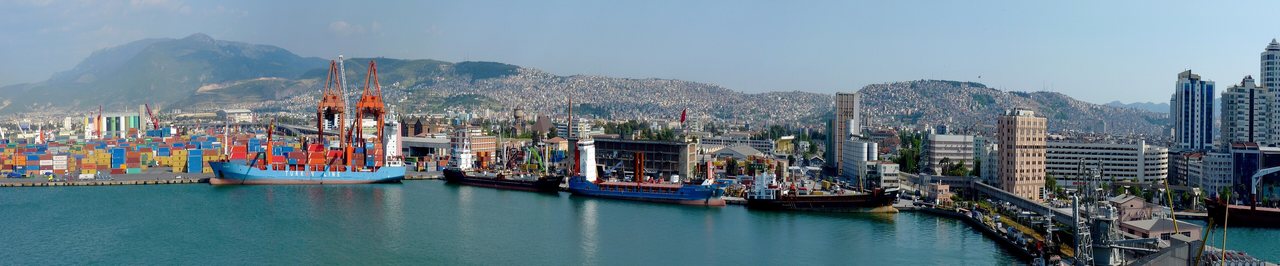 İzmir Alsancak Limanı, vinçler ve şehir