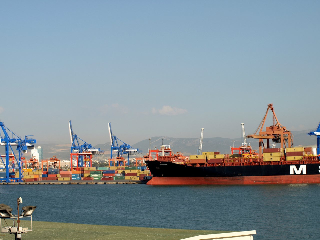 İzmir Limanında konteyner vinçleri