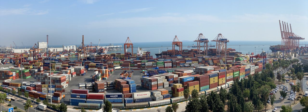 Mersin Limanı konteyner sahası ve rıhtımlar