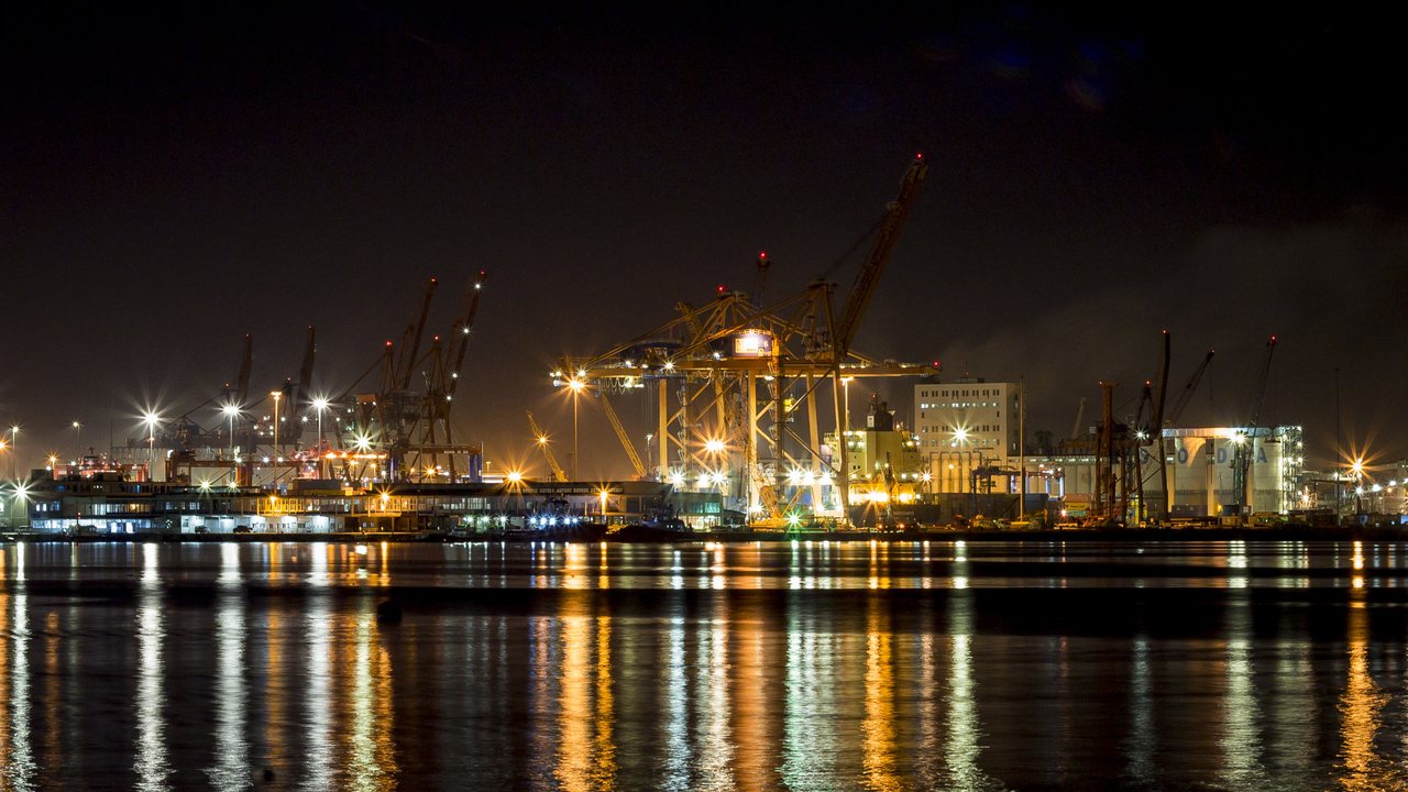 Mersin Limanı gece görünümü