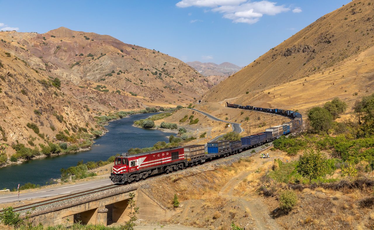 TCDD yük treni vagonlarıyla demiryolu sevkiyatı